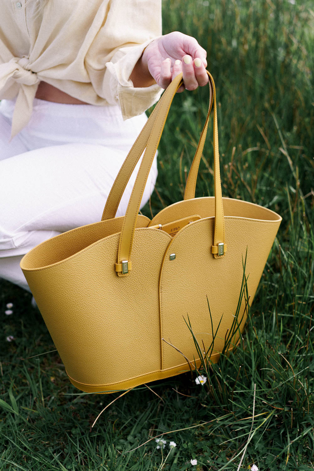 Sac à main en cuir jaune