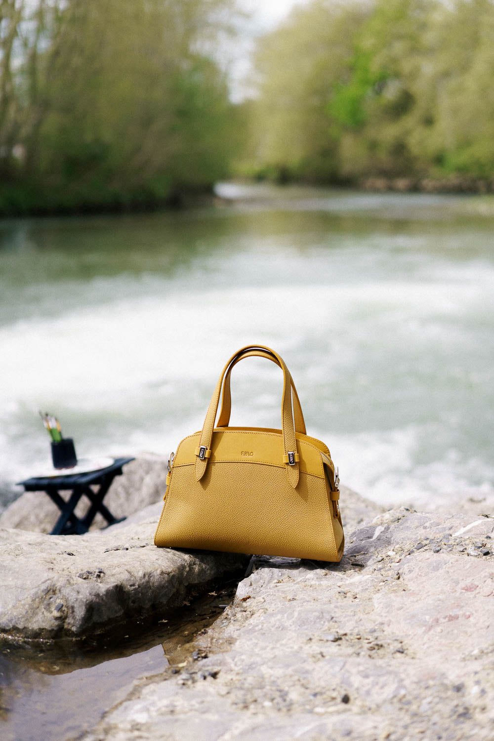 Sac à main en cuir jaune