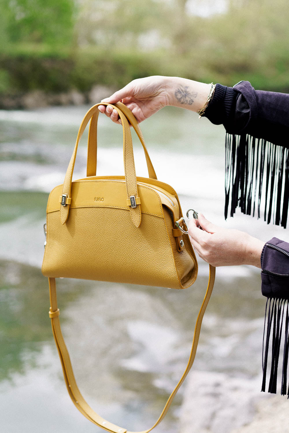 Sac à main en cuir jaune