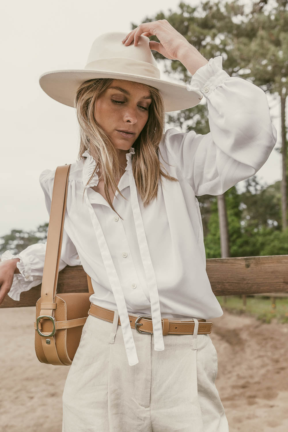 Sac à main et ceinture en cuir beige