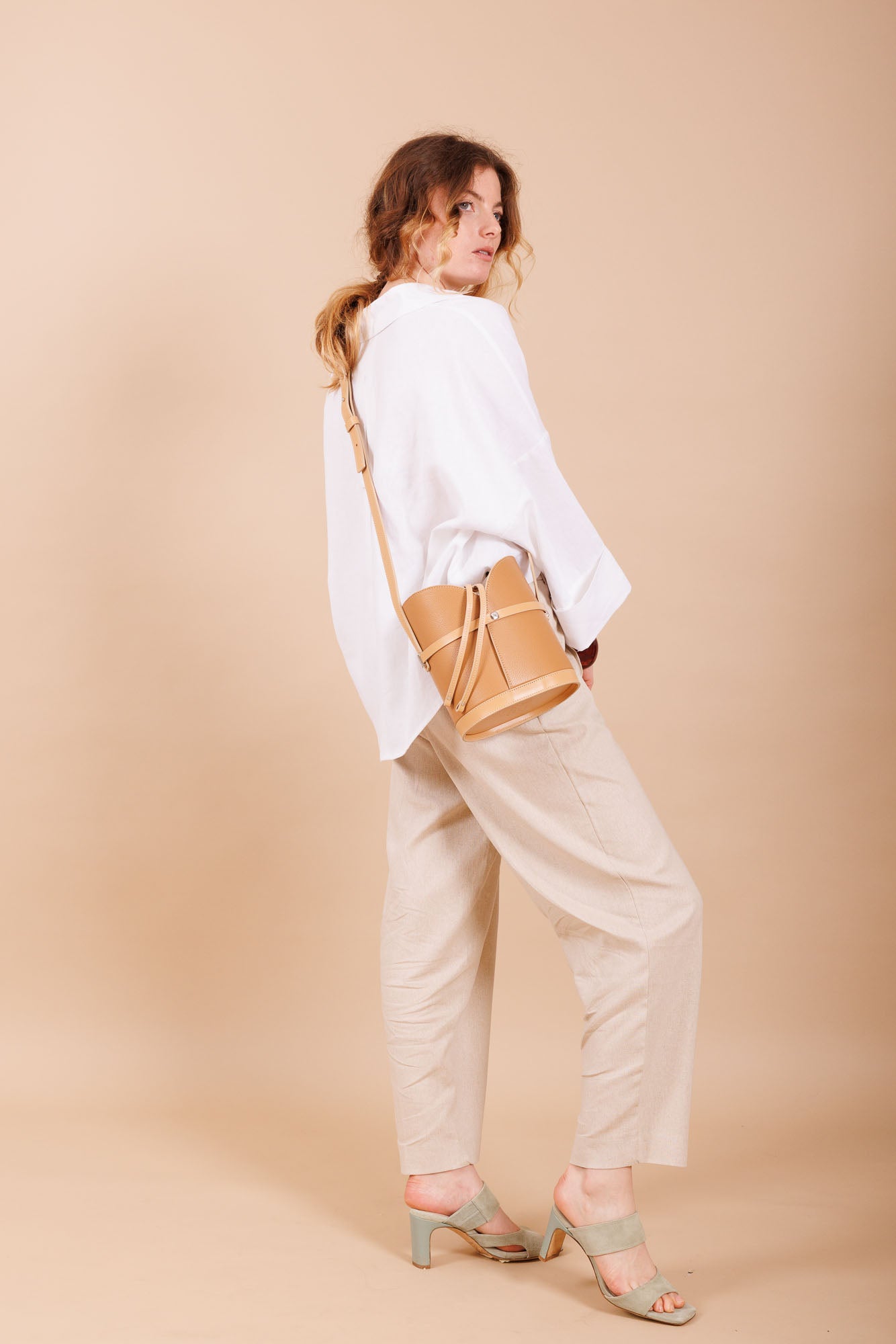 Sac à bandoulière en cuir beige femme