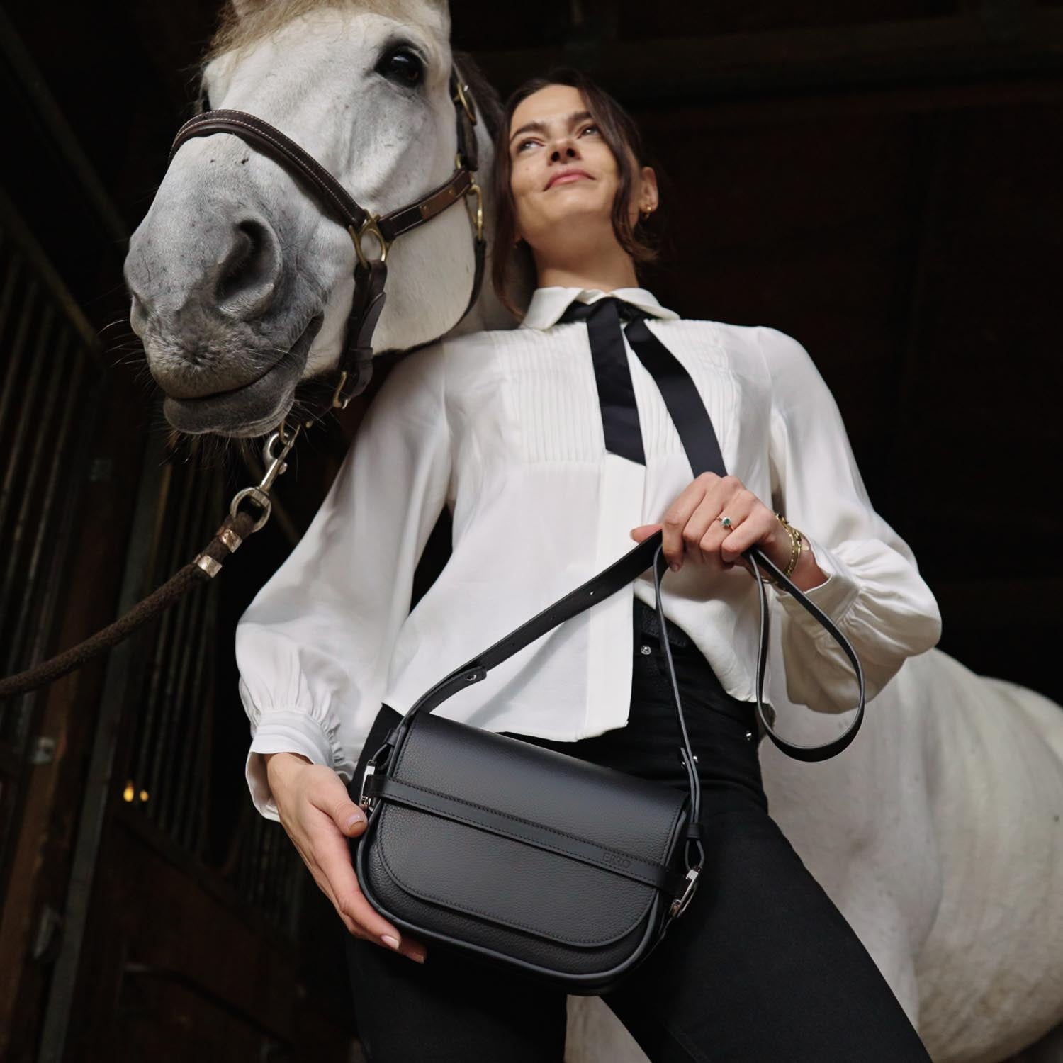 sac à main en cuir noir