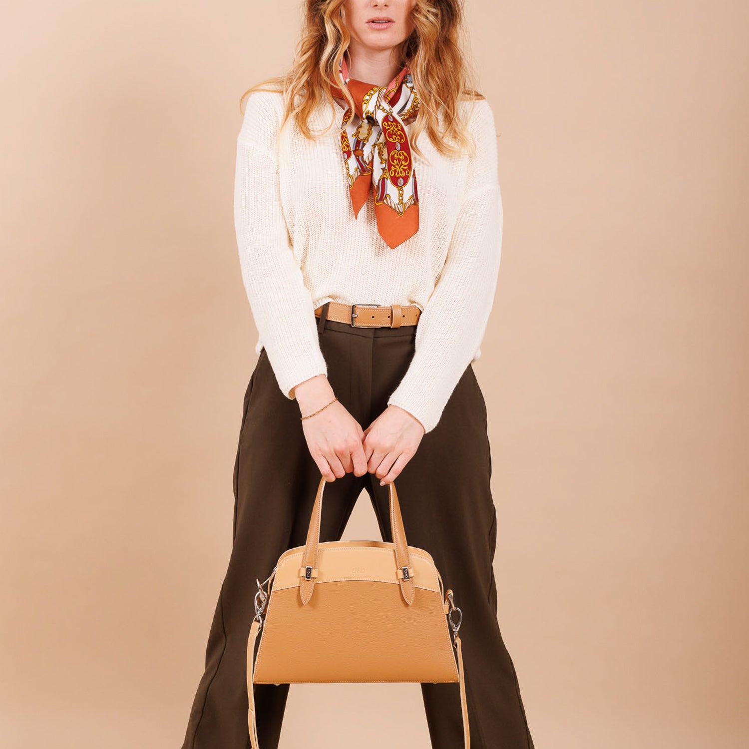 Sac à main en cuir marron et beige