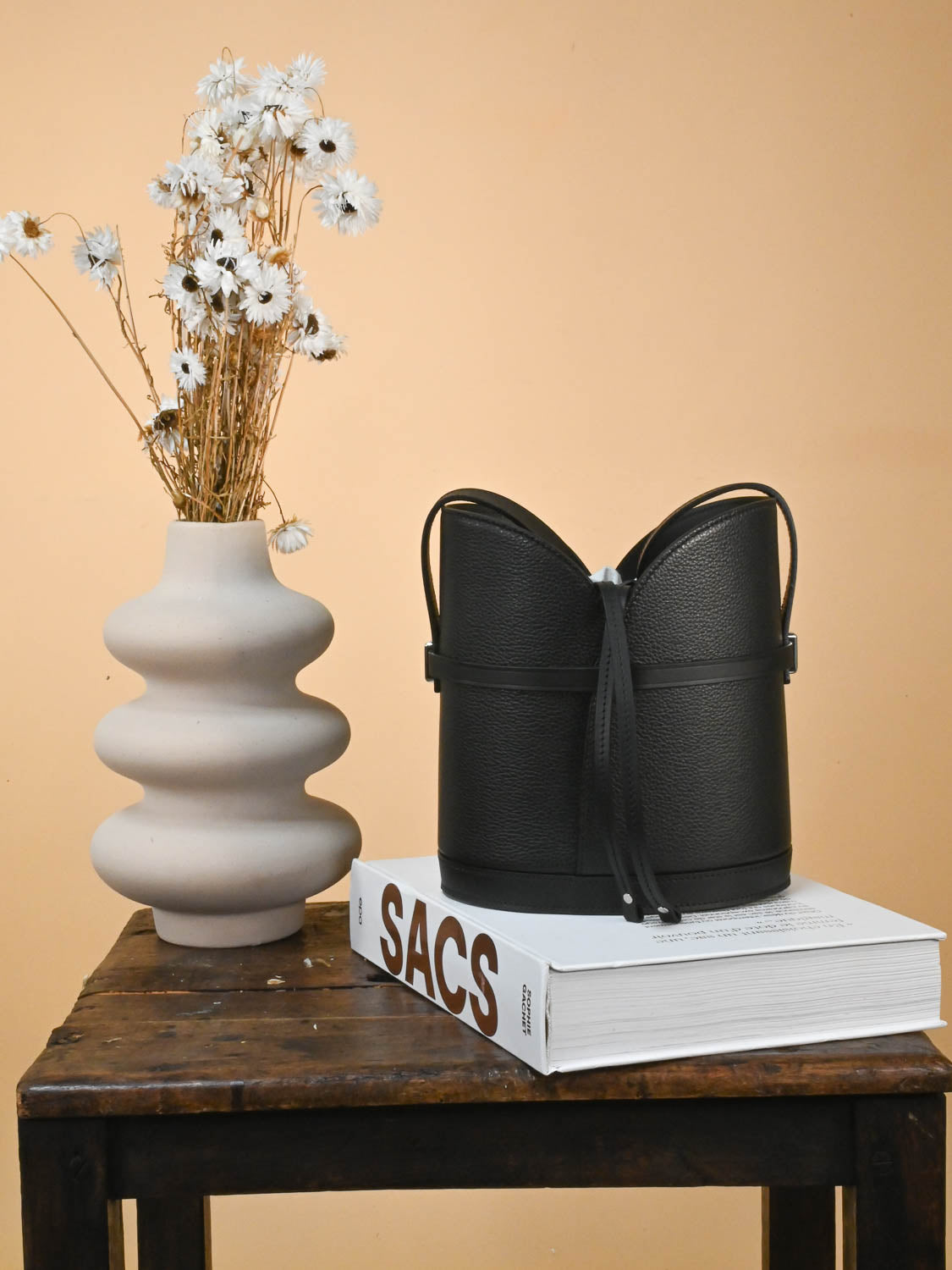 Sac seau en cuir noir